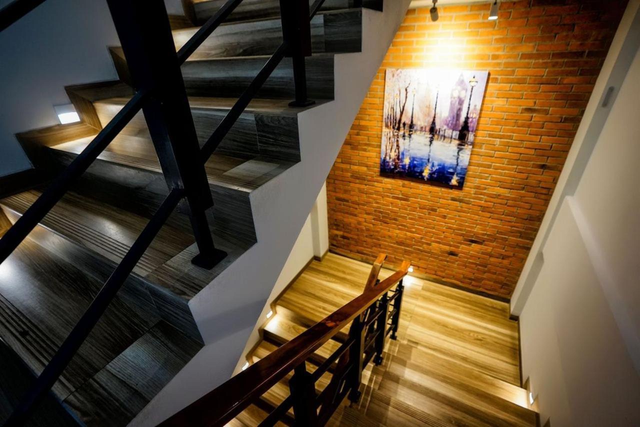 Kaloka Airport Hotel Sumbawa Besar Esterno foto